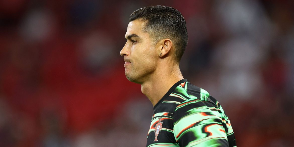 £300k-p/w Man Utd star's future in doubt after transfer approach from CR7